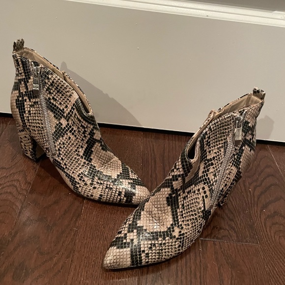 Marc fisher snakeskin boots with side zip detail - Picture 2 of 5